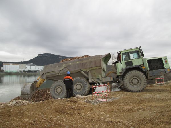 Dumper Volvo A30 - Construction d'un quai au bord du Rhône